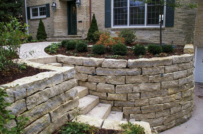 How Retaining Wall Stones Unite Functionality and Beauty in Home Landscaping